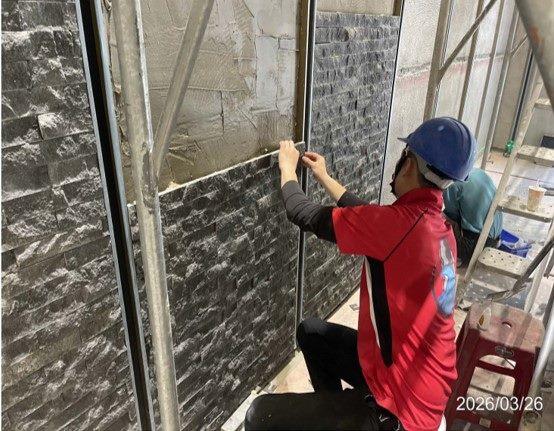 1F參見大廳牆文化石施作