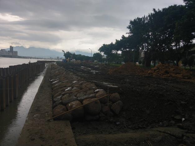 水岸砌石護坡施作