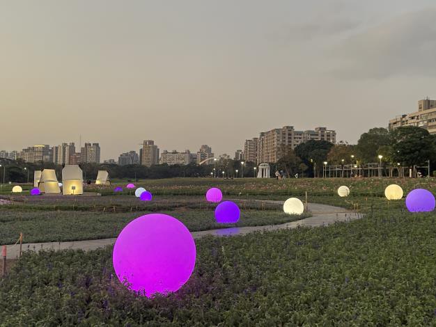 飽和色調的球燈增添夜間浪漫氛圍