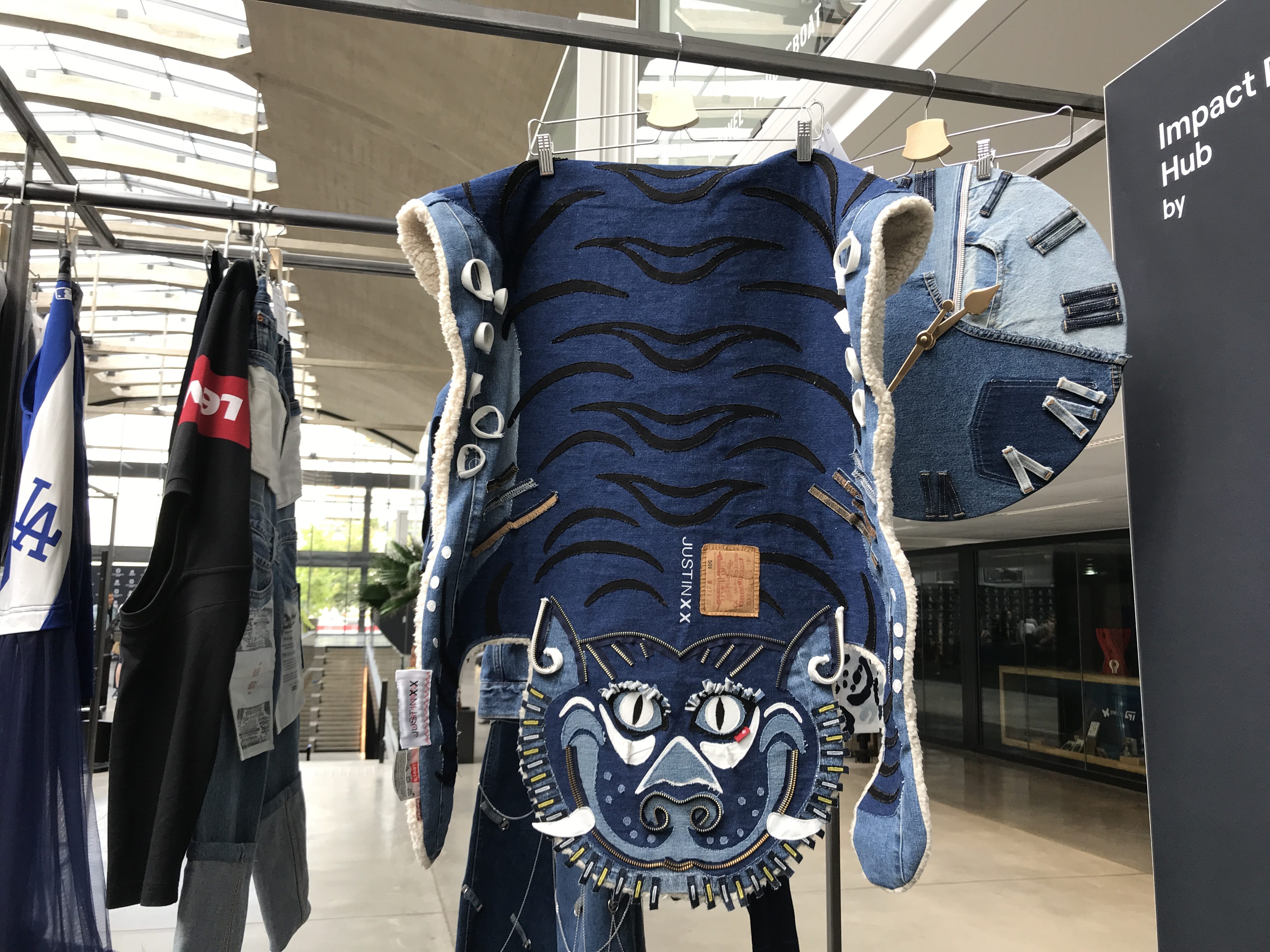 台北好時尚金獎設計師周裕穎於巴黎循環時尚高峰會展出作品