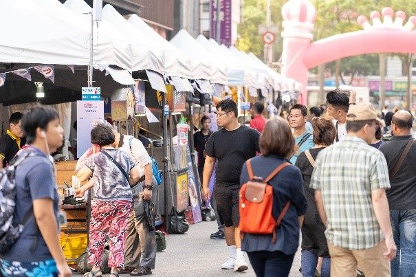 活動現場吸引大批民眾遊逛