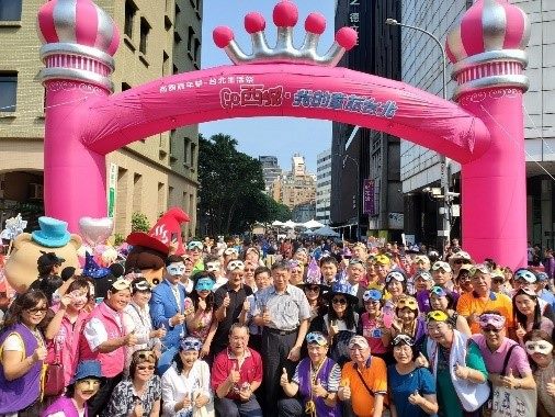 柯文哲市長(中)與民眾於活動現場合照