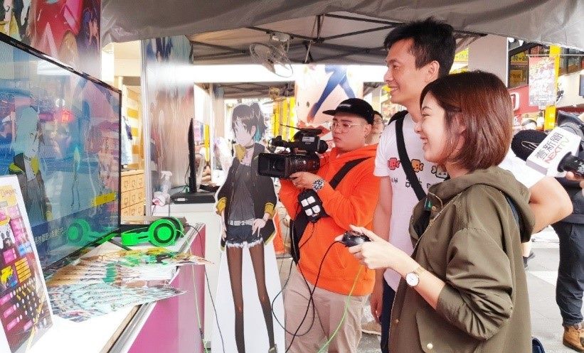 「學姐」黃瀞瑩至現場體驗「酉閃町」遊戲