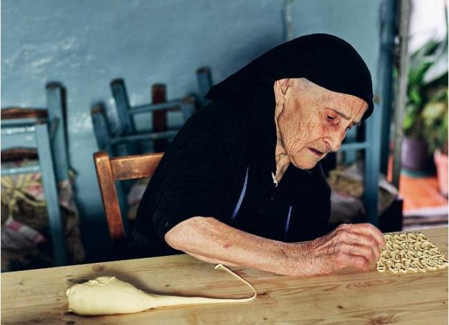 Cesaria奶奶正在製作名為「Lorighittas」的義大利麵（圖片提供-Pasta-Grannies）1