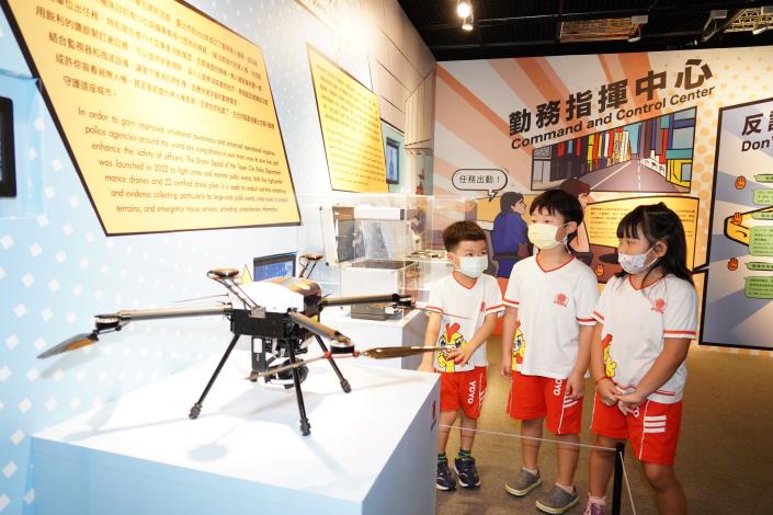 現場展出真實的辦案工具，如警用無人機、指紋採集箱等