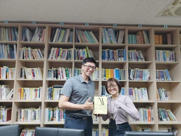 消費者服務中心葉家豪主任代表本局致贈江靜昀消費者保護官宣導品