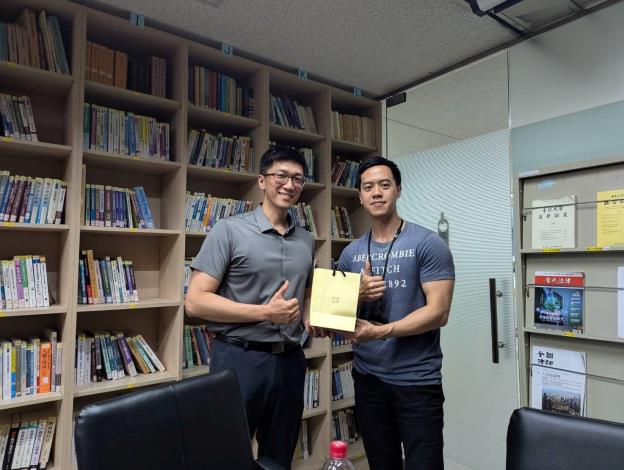 消費者服務中心葉家豪主任代表本局致贈董若傑視察宣導品
