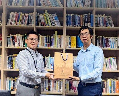 林傳健主任消費者保護官代表本局致贈陳家祥律師宣導品