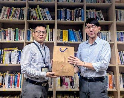 林傳健主任消費者保護官代表本局致贈潘宏政消費者保護官宣導品