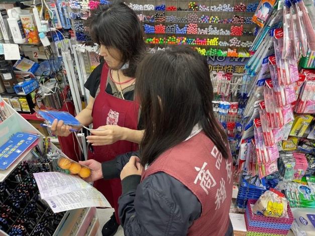 商業處同仁至抽查地點宣導商品標示法