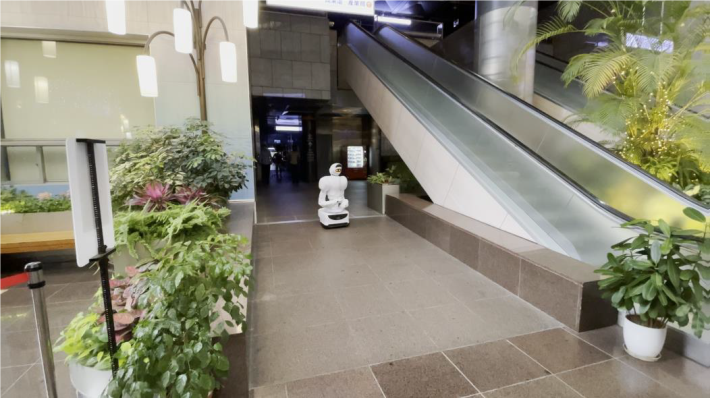 圖：UVC消毒機器人工作照，市府大樓一樓公共區域。(圖片來源／全智通機器人提供)