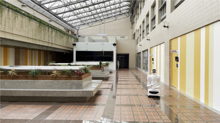 圖：UVC消毒機器人工作照，市府大樓二樓公共區域。(圖片來源／全智通機器人提供)
