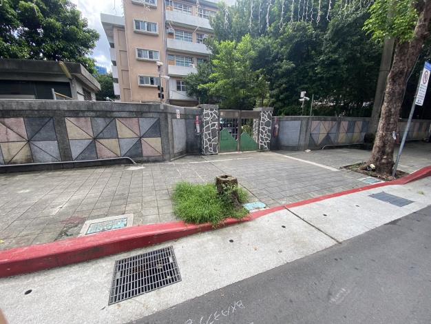 龍山國小-蘭州街251號前-廢樹頭前