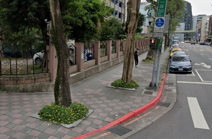 西湖國小-2株植栽移除-前.JPG
