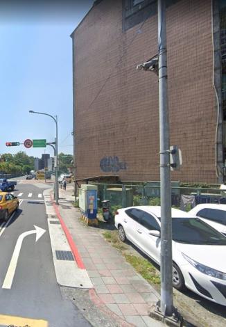 臺北醫學大學附設醫院路燈增貼反光貼改善前01.JPG