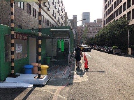 國泰醫院篩檢站前