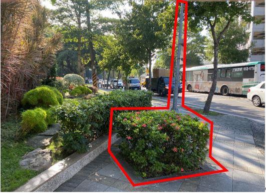 請公燈處協助移除石牌天母西路口東南角花圃並整平，另將人行道行人燈桿移設置於綠帶範圍前2.JPG