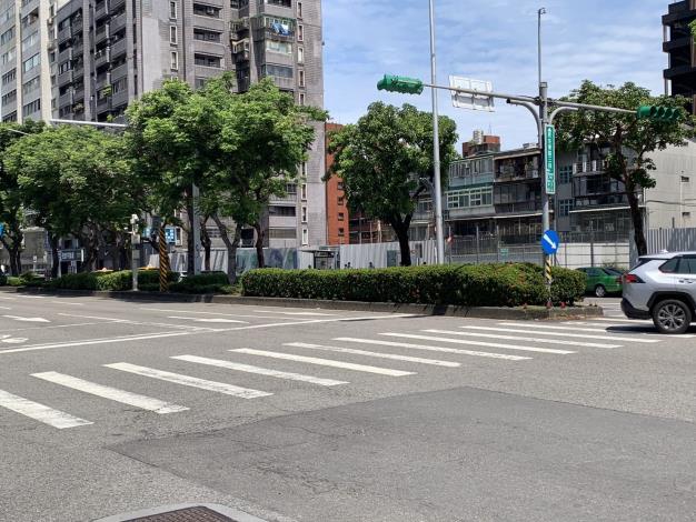 民生東路三段(遼寧街口)前分隔島V