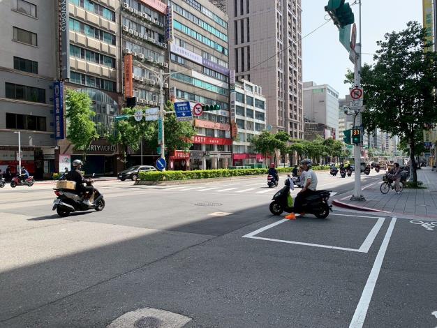 南京東路二段2號前分隔島V