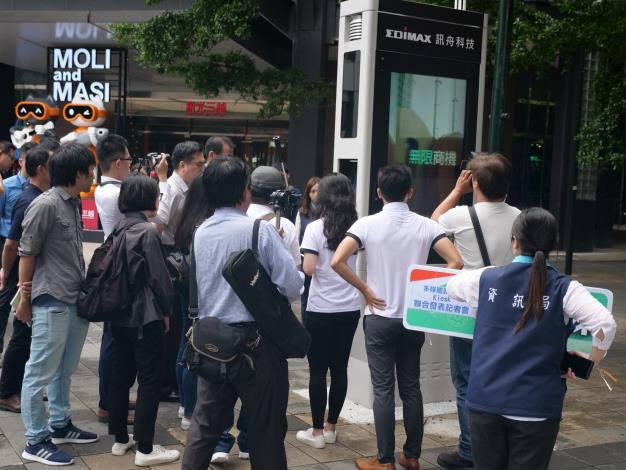 Visiting and experiencing Kiosk in Xinyi Dist.