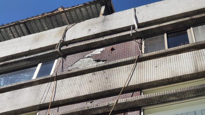 老舊公寓外牆剝落