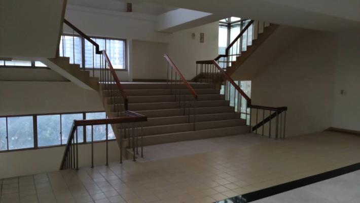 安全梯保持通暢無堆置雜物