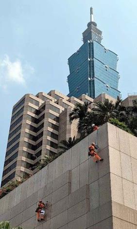 專業檢查機構進行外牆檢查