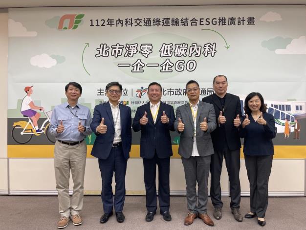 與會貴賓於會場活動與背板合照(左至右為台灣世曦張資深協理、雄獅旅行社黃信川總經理、內科協會廖全平理事長、內科協會張博堯副理事長、雄獅通運趙樹儀總經理、雄獅旅行社直售處張亞昭總經理)。