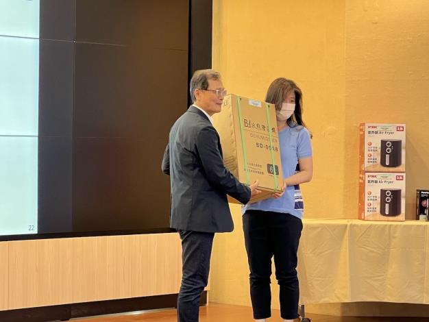 抽獎時間由臺北市政府交通局陳榮明副局長抽出除濕機獎項得獎企業