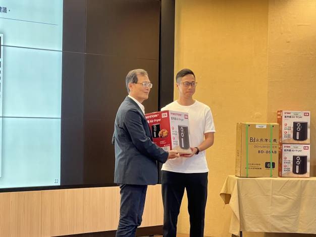 抽獎時間由臺北市政府交通局陳榮明副局長抽出氣炸鍋獎項得獎企業
