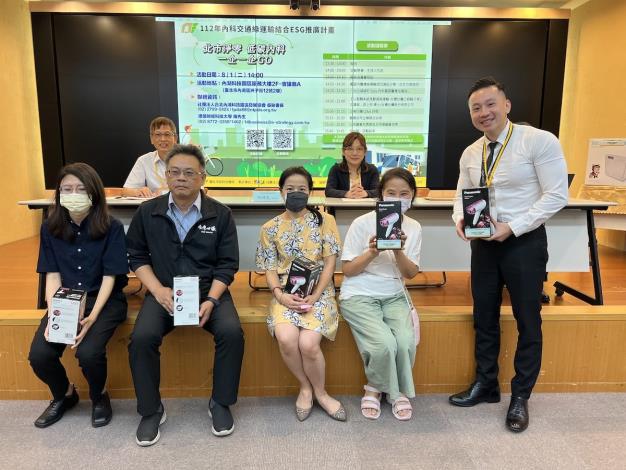 抽獎時間由騰創數析闕嘉宏總經理抽出吹風機獎項得獎企業