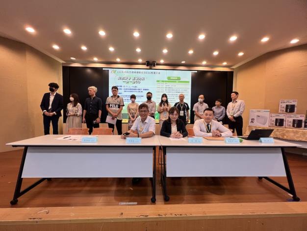 抽獎時間由台灣世曦游上民博士抽出電動牙刷獎項得獎企業