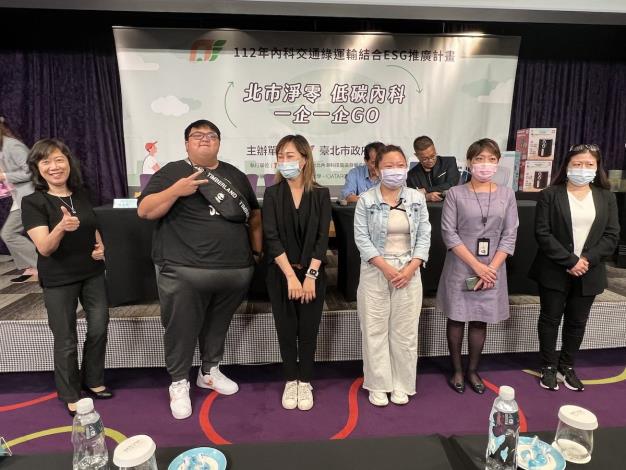 抽獎時間由雄獅旅行社張亞昭總經理抽出吹風機獎項得獎企業