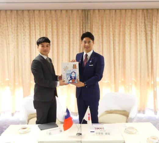 自民黨青年局長中曾根康隆致贈臺北青年局長殷瑋印有自己肖像的咖哩料理包