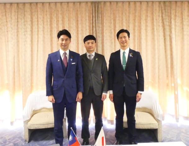自民黨青年局長中曾根康隆、臺北市青年局長殷瑋、自民黨青年局局長代理神谷政幸合照