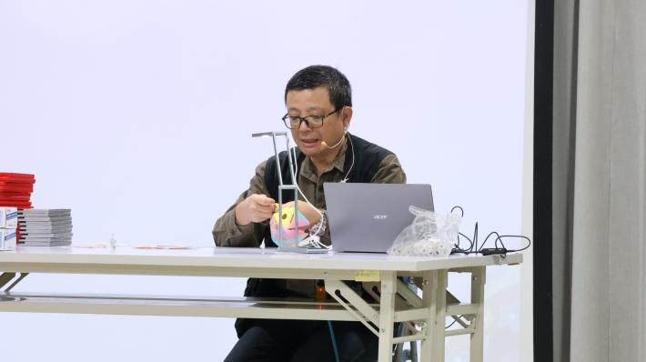 洪新富老師親自示範摺「台北小Ｑ」.JPG