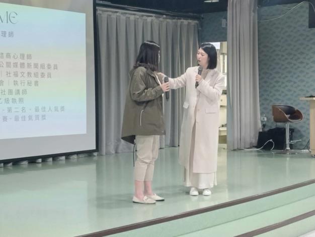 圖二：講師帶領學員進行現場互動與實作，強化職場應對與自我展現的能力。