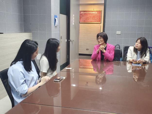 白越珠女士與獲選「臺北市青年赴海外實習計畫」的實習青年會談