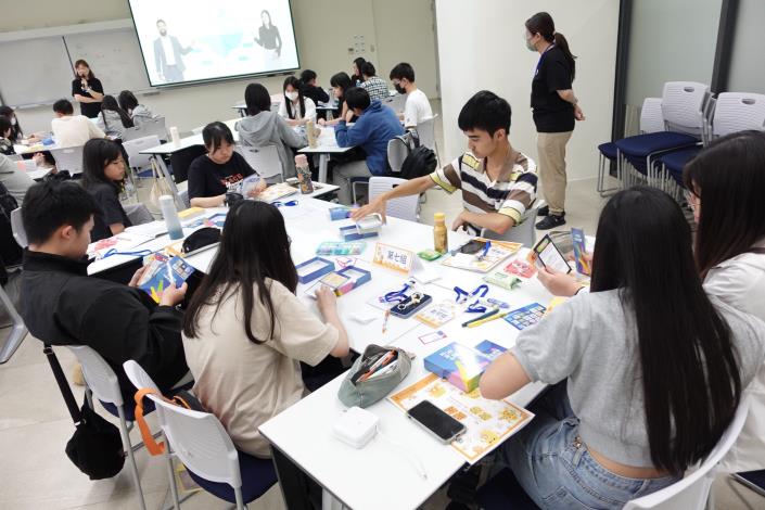 結合多種教具進行生涯探索.JPG