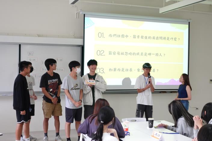 金鐘獎主持人曾止妤老師邀請同學上台分享社團經驗.JPG
