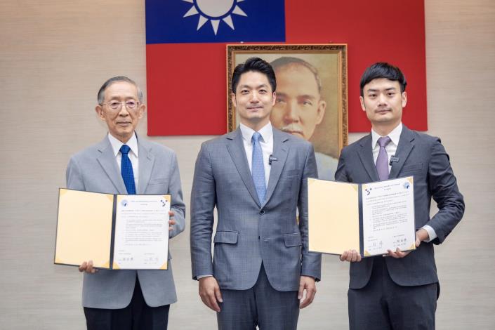 President James Lin of the Association of Foreign Relations and Commissioner Yin Wei of the Department for Youth Sign MOU, Witnessed by Mayor Chiang Wan-an