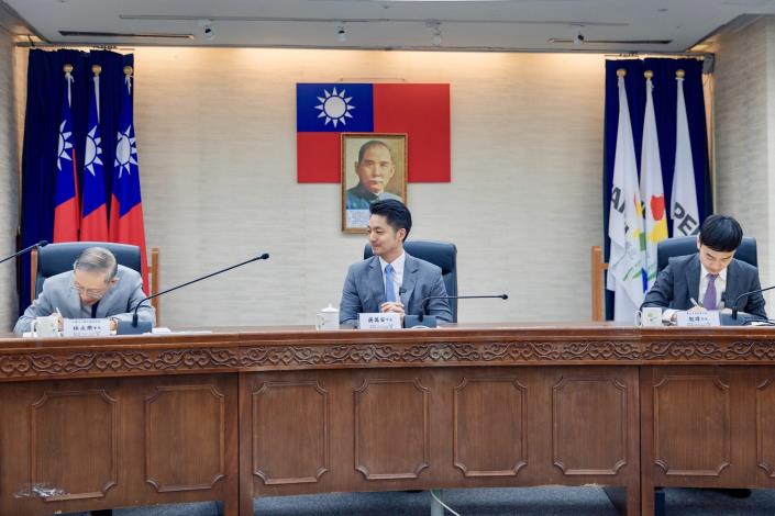 President James Lin of the Association of Foreign Relations and Commissioner Yin Wei of the Department for Youth Sign MOU, Witnessed by Mayor Chiang Wan-an