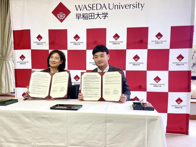Commissioner Wei Yin and Dean Maji RHEE jointly sign the Memorandum of Understanding on the Internship Program