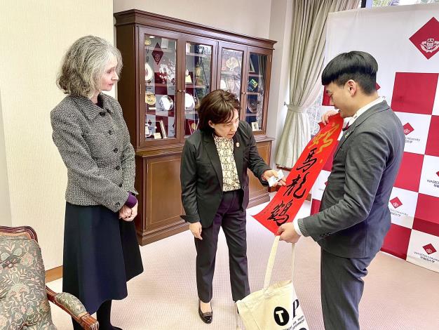 Commissioner Wei Yin presents Taipei City Government's New Year's calligraphy featuring "Snake, Horse, Dragon, and Crane(Means everything will be alright)" to Waseda University representatives