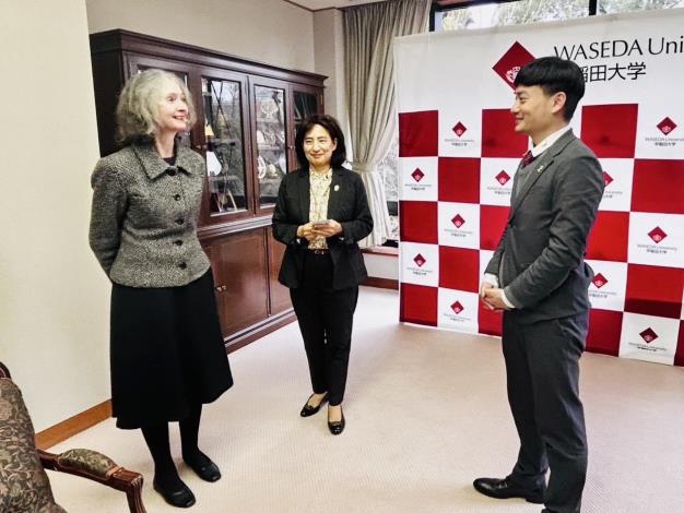 Commissioner Wei Yin engages in discussion with Professor Kate ELWOOD, Dean of the International Affairs Division and Professor at the School Faculty of Commerce, and Professor Maji RHEE, Dean of Center for International Education and Professor at the School of International Liberal Studies, Waseda University