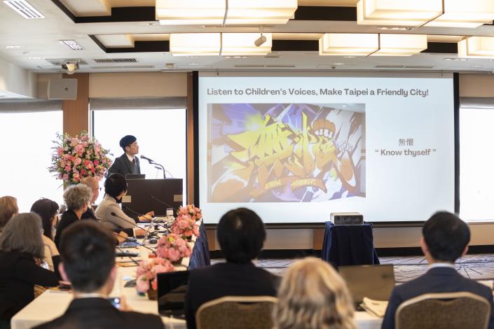 Commissioner Wei Yin shares at the forum how Taipei strives to be a child-friendly city that listens to young voices