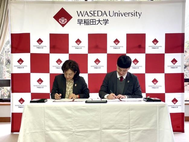 Commissioner Wei Yin and Dean Maji RHEE jointly sign the Memorandum of Understanding on the Internship Program