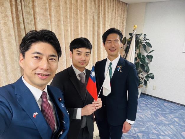 Director Nakasone Yasutaka of LDP Youth Division, Commissioner Wei Yin of Department for Youth, Taipei City Government, and Acting Director Kamiya Masayuki of LDP Youth Division take a selfie together