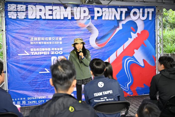 Director Chu Hsiao-Fen of Taipei Zoo thanks the artists for bringing more international exchanges to the zoo.