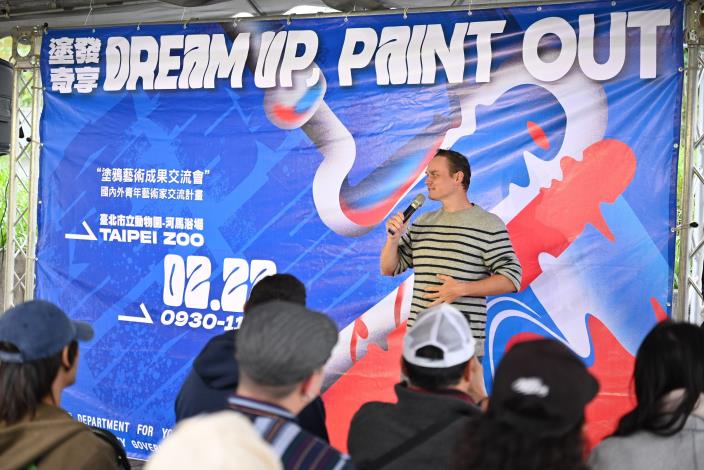 Graffiti artist FLEKS expresses gratitude to the Department for Youth for supporting artistic creation.